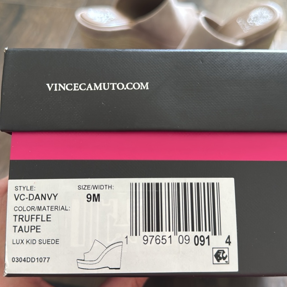 NWT Vince Camuto suede wedge sandals size 9✨ - Picture 8 of 9